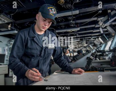 180731-N-OH 958-0018 ATLANTIK (31. Juli 2018) Quartermaster Seaman Apprentice Christopher Mynhier, von Yuba City, Kalifornien, zugeordnet zu dem Flugzeugträger USS George Washington (CVN 73), Grundstücke Punkte auf einer Karte auf der Brücke an Bord der Flugzeugträger USS George H.W. Bush (CVN 77). Ist GHWB Mynhier vorübergehend zugewiesen, während das Schiff unterwegs ist die Durchführung von routinemäßigen Übungen Träger bereit zu halten. (U.S. Marine Foto von Mass Communication Specialist Seaman Ryan Pitt) Stockfoto