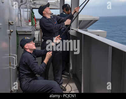 180731-N-OH 958-0117 ATLANTIK (31. Juli 2018) Quartermaster Seaman Apprentice Christopher Mynhier, von Yuba City, Kalifornien, Links, auf dem Flugzeugträger USS George Washington (CVN 73) zugewiesen, und Quartiermeister 3. Klasse Kole Strum, von Stromschnellen, Wisconsin, heben Sie den foxtrott Markierung, die angibt, feste Flügel Flugbetrieb an Bord der Flugzeugträger USS George H.W. Bush (CVN 77). Ist GHWB Mynhier vorübergehend zugewiesen, während das Schiff unterwegs ist die Durchführung von routinemäßigen Übungen Träger bereit zu halten. (U.S. Marine Foto von Mass Communication Specialist Seaman Ryan Pitt) Stockfoto