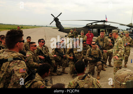 Us-Armee Generalmajor John L. Gronski, stellvertretender kommandierender General für die Army National Guard und Stellvertretender kommandierender General der United States Army Europe spricht mit 2d-Cavalry Regiment bei der Eröffnungsfeier der edlen Partner 2018 in Wasiani Air Field, Georgien, Aug 1, 2018. Edle Partner 2018 ist eine georgische Streitkräfte und US-Armee Europa kooperativ-led bei der Verbesserung der Bereitschaft und der Interoperabilität von Georgia, USA und teilnehmenden Nationen. Stockfoto