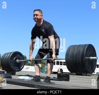 Sgt. Maj. Stephen Helton, command Sergeant Major, 7 Infanterie Division, führt eine deadlift Während vehla des Bajonett Krieger Athlete Programm ' Max Deadlift Herausforderung am 7. Infanterie Division-Hauptquartier am Joint Base Lewis-McChord, Washington, 27. Juli 2018. Die Veranstaltung, zu Ehren der 7.infanteriedivision Ehrenmedaille Preisträger benannt, PFC Henry Svehla bildete die Kandidaten gegeneinander an, um zu bestimmen, das maximale Gewicht im Vergleich zu ihrem Körpergewicht angehoben. Stockfoto