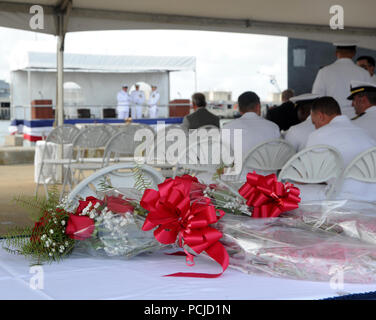 NORFOLK, Virginia (Aug. 1, 2018) Blumen, die Familie Mitglieder vorgestellt werden lag auf einem Tisch während des U-Boots Squadron 6 Ändern des Befehls an Bord der Virginia-Klasse Angriffs-U-Boot USS Washington (SSN787) in Norfolk, Virginia. Kapitän Martin Muckian entlastet Kapitän Carl Hartsfield als Kommandant, Submarine Squadron Six. (U.S. Marine Foto von Chief Mass Communication Manager Darryl Holz/Freigegeben) Stockfoto