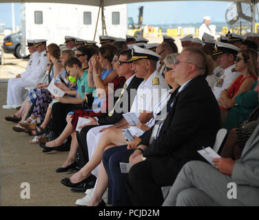 NORFOLK, Virginia (Aug. 1, 2018) Familie, Freunde und Gäste nehmen an der Submarine Squadron 6 Ändern des Befehls Zeremonie an Bord der Virginia-Klasse Angriffs-U-Boot USS Washington (SSN787) in Norfolk, Virginia. Kapitän Martin Muckian entlastet Hartsfield als Kommandant, Submarine Squadron Six. (U.S. Marine Foto von Chief Mass Communication Manager Darryl Holz/Freigegeben) Stockfoto