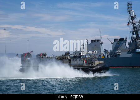 180731-N-RP 435-001 SAN DIEGO (31. Juli 2018) eine Landing Craft Luftgepolsterte (LCAC) in Angriff Craft Unit (ACU) 5 fährt Naval Base San Diego nach der Teilnahme an einem Recruiting Event zugeordnet. Segler aus mehreren erforderlich Preise in der lcac Crew besucht, die Rekrutierung und Einarbeitung. LCAC Crewmitglieder sind erforderlich, um zu Schwimmen erweiterte Standards und anderen Anforderungen zu qualifizieren. LCACs sind für den Transport, Ship-to-Shore und über den Strand, Personal, Waffen, Ausrüstung und Ladung der Angriff Elemente der Marine Air-Ground Task Force. ACU5 bietet die Oper Stockfoto