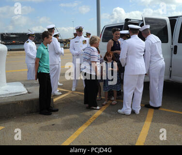 NORFOLK, Virginia (Aug. 1, 2018) Familienmitglieder sind von den Seeleuten begrüßt, da sie sich auf das U-Boot Squadron 6 Ändern des Befehls an Bord der Virginia-Klasse Angriffs-U-Boot USS Washington (SSN787) in Norfolk, Virginia. Kapitän Martin Muckian ankommen entlastet Kapitän Carl Hartsfield als Kommandant, Submarine Squadron Six. (U.S. Marine Foto von Chief Mass Communication Manager Darryl Holz/Freigegeben) Stockfoto