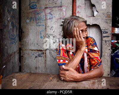 ANTIPOLO CITY, Philippinen - August 1, 2018: Eine ältere asiatische Frau lächelt und für die Kamera posieren. Stockfoto