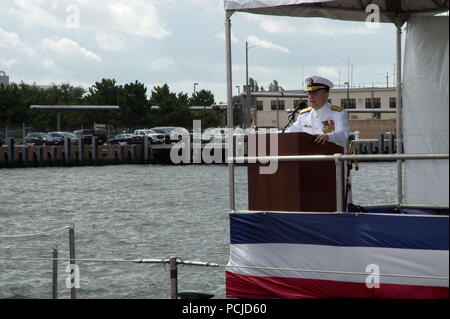 NORFOLK, Virginia (Aug. 1, 2018) Vizepräsident Adm. Joseph Tofalo, Commander, Submarine Kräfte, Adressen Gästen während Submarine Squadron 6 Ändern des Befehls Zeremonie an Bord der Virginia-Klasse Angriffs-U-Boot USS Washington (SSN787) in Norfolk, Virginia. Kapitän Martin Muckian entlastet Kapitän Carl Hartsfield als Kommandant, Submarine Squadron Six. (U.S. Marine Foto von Mass Communication Specialist 1. Klasse Jeffrey M. Richardson/Freigegeben) Stockfoto