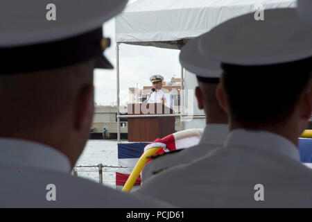 NORFOLK, Virginia (Aug. 1, 2018) Vizepräsident Adm. Joseph Tofalo, Commander, Submarine Kräfte, Adressen Gästen während Submarine Squadron 6 Ändern des Befehls Zeremonie an Bord der Virginia-Klasse Angriffs-U-Boot USS Washington (SSN787) in Norfolk, Virginia. Kapitän Martin Muckian entlastet Kapitän Carl Hartsfield als Kommandant, Submarine Squadron Six. (U.S. Marine Foto von Mass Communication Specialist 1. Klasse Jeffrey M. Richardson/Freigegeben) Stockfoto