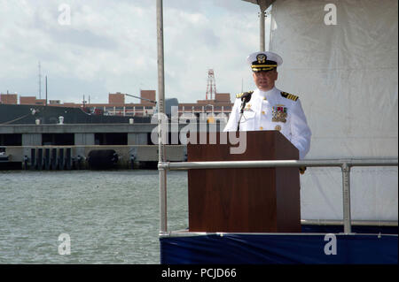 NORFOLK, Virginia (Aug. 1, 2018) Kapitän Martin Muckian, die eingehenden Kommandant des U-Boots Squadron Six, Adressen Gäste bei einem Befehl Zeremonie an Bord der Virginia-Klasse Angriffs-U-Boot USS Washington (SSN787) in Norfolk, Virginia Muckian entlastet Kapitän Carl Hartsfield als Kommandant, Submarine Squadron Six. (U.S. Marine Foto von Mass Communication Specialist 1. Klasse Jeffrey M. Richardson/Freigegeben) Stockfoto