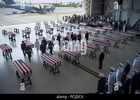 Die Verteidigung POW/MIA Accounting Agentur (DPAA) und die US-amerikanische Indopazifik Befehl führen Sie eine ehrenvolle tragen Zeremonie am Joint Base Pearl Harbor-Hickam (JBPH-H), Hawaii, Aug 1, 2018. Tragen Mannschaften 55 Verteilergetriebe bewegen, was geglaubt werden, die Reste der American Service Members im koreanischen Krieg verloren zu werden, um die Anlage auf DPAA JBPH-H für die Identifikation. Nordkorea vor kurzem die Überreste in die USA und ist die erste Messe Umsatz bleibt seit Anfang der 90er Jahre. (U.S. Marine Foto von Mass Communication Specialist 2. Klasse Seth Coulter) Stockfoto