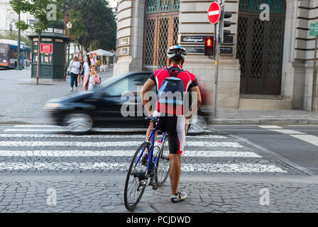 PORTO, PORTUGAL - 9. SEPTEMBER: Porto ist die zweitgrößte Stadt in Portugal. Blick auf die Straße von Porto, wo Radfahrer warten auf der Kreuzung carriagew Stockfoto