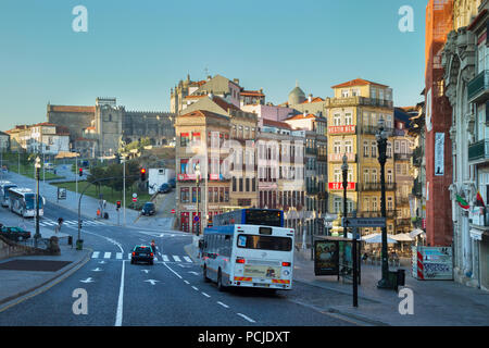 PORTO, PORTUGAL - 9. SEPTEMBER: Porto ist die zweitgrößte Stadt in Portugal. Blick auf die Straße von Porto mit Menschen und Transporte am 9. September 2016 Stockfoto