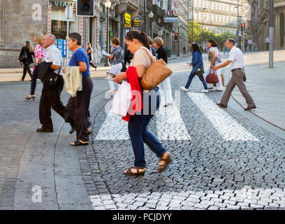 PORTO, PORTUGAL - 9. SEPTEMBER: Porto ist die zweitgrößte Stadt in Portugal. Blick auf die Straße von Porto, wo Menschen überschreiten der Fahrbahn auf 9 Septemb Stockfoto