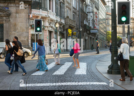 PORTO, PORTUGAL - 9. SEPTEMBER: Porto ist die zweitgrößte Stadt in Portugal. Blick auf die Straße von Porto, wo Menschen überschreiten der Fahrbahn auf 9 Septemb Stockfoto