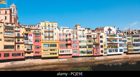 Malerische Häuser mit Blick auf den Fluss Onyar in Girona, Spanien Stockfoto