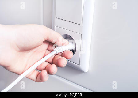 Ziehen Sie einen Stecker aus der Steckdose, Energiesparendes Konzept Stockfoto