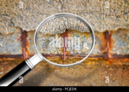 Alte Stahlbetonkonstruktion mit beschädigt und rostiges Metall Verstärkung, muss abgerissen - Konzept Bild durch ein Vergrößerungsglas Glas gesehen werden. Stockfoto