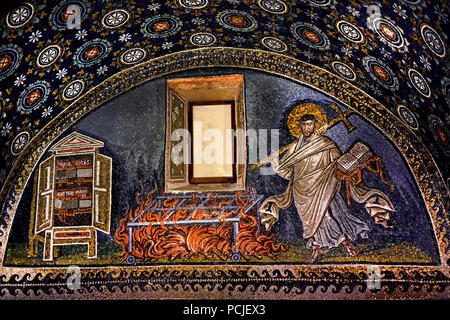 St. Lawrence Mausoleum der Galla Placidia in Ravenna (386 - 450 AD) Mosaiken (späte römische und byzantinische Architektur,) Emilia-Romagna - Nördliche Italien. (UNESCO Weltkulturerbe) Stockfoto