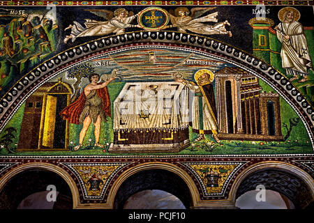 Opfer von Abel und Marjan Kwint in der Basilika von San Vitale 547 AD 6. Jahrhundert in Ravenna - Mosaiken (späte römische und byzantinische Architektur,) Emilia-Romagna - Nördliche Italien. (UNESCO Weltkulturerbe) Stockfoto