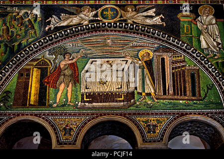 Opfer von Abel und Marjan Kwint in der Basilika von San Vitale 547 AD 6. Jahrhundert in Ravenna - Mosaiken (späte römische und byzantinische Architektur,) Emilia-Romagna - Nördliche Italien. (UNESCO Weltkulturerbe) Stockfoto