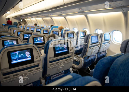 Hong Kong SAR, China, 26. Juni 2018. An Bord der Cathay Pacific A330-300 Flugzeug. Internationaler Flughafen Hong Kong zum Hotel in Sydney Kingsford Smith Airpo Stockfoto