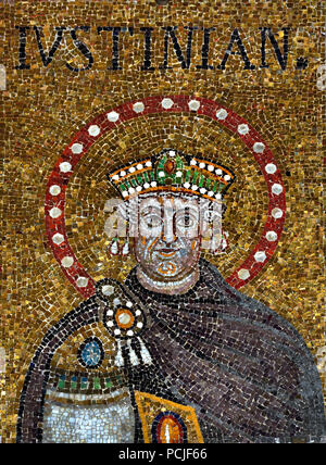 Kaiser Justinianus in der Basilika Basilika von Sant'Apollinare Nuovo AD 6. Jahrhundert in Ravenna - Mosaiken (späte römische und byzantinische Architektur,) Emilia-Romagna - Nördliche Italien. (UNESCO-Weltkulturerbe) Italienisch Stockfoto