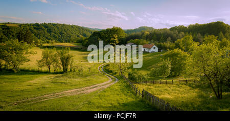 Dorf Landschaft in der Region des westlichen Serbiens, Europa. Haus und Scheune in der Nähe von Forest. In der Nähe der Stadt Valjevo. Stockfoto