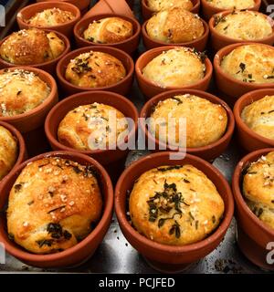 Brötchen gebacken in Blumentöpfe Stockfoto