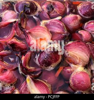 Eingelegte Rote Zwiebeln Stockfoto