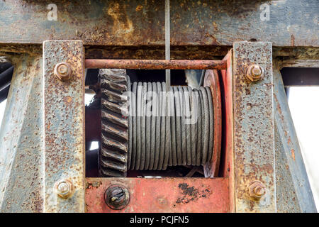 Drahtseil Schlinge oder Kabel Schlinge auf dem Kran Haspel drum oder Winde Rolle der Kran das Anheben der Maschine in der Schwerindustrie Stockfoto