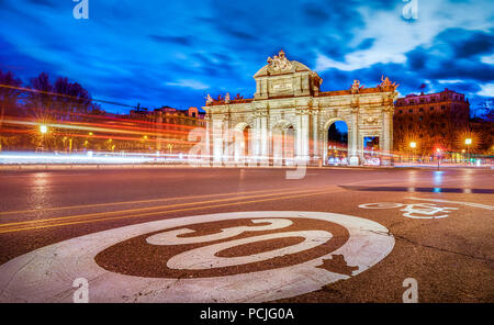 Die alcala Tür (Puerta de Alcala) ist eine der alten Türen der Stadt Madrid, Spanien. Es war der Eingang von Menschen aus Frankreich, Arago Stockfoto