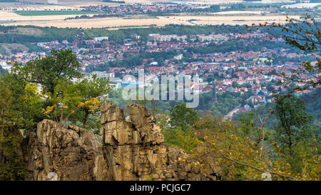 Blick von oben auf das Dorf über die roßtrappe Thale im Bodetal in der Nähe von Blankenburg am Harz, Deutschland. Stockfoto