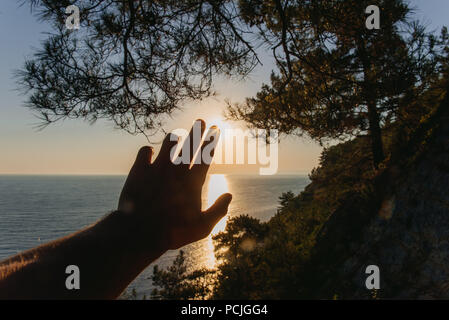 Des Menschen Hand der Sonne bei Sonnenuntergang, Russland Stockfoto