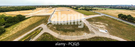 Panorama in hoher Auflösung, die aus Fotos mit der Drohne, mit Blick auf eine neue Entwicklung mit mehreren Straßen und Sackgassen, unentwickelt, aeri Stockfoto