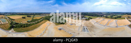 Panorama in hoher Auflösung, die aus Fotos mit der Drohne, mit Blick auf eine neue Entwicklung mit mehreren Straßen und Sackgassen, altes Dorf in Th Stockfoto