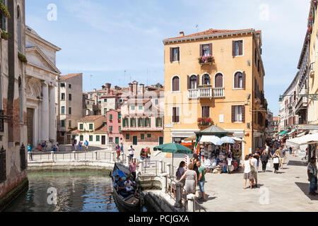 Strada Nuova und Campo della Maddalena, Cannaregio, Venedig, Venetien, Italien mit einer Gondel in den Kanal Rio della Maddalena, und Leute einkaufen Stockfoto