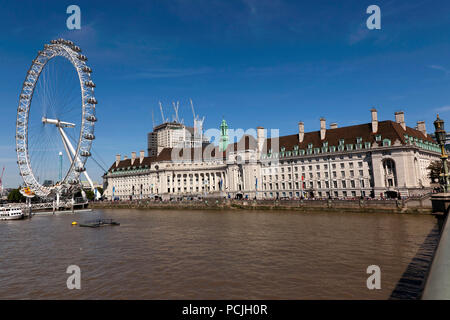 Weitwinkel Blick auf das London Eye und die ehemaligen London County Hall Building, wie von der Westminster Bridge, London gesehen Stockfoto