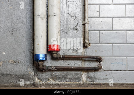 Onduct Heiß- und Kaltwasser Kommunikation Rohre in der Wärmedämmung Stockfoto