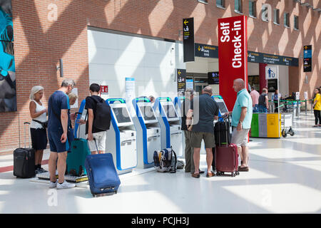 Passagiere am Flughafen Marco Polo in Venedig, Venedig, Venetien, Italien mit der automatischen Sef in Maschinen prüfen Stockfoto