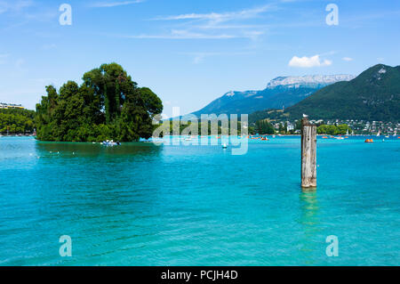 Malerischer Blick auf See von Annecy mit kristallklarem Wasser ein Poller und Swan Island in der Haute-Savoie in Frankreich Stockfoto