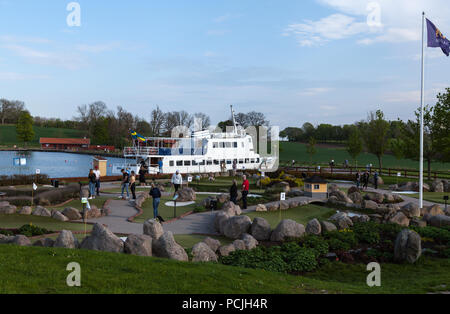 BERG SCHLÖSSER, Schweden am 12. Mai 2018. Ansicht einer Zwischenlage auf Gota Kanal. Minigolfanlage und nicht identifizierte Personen. Editorial. Stockfoto