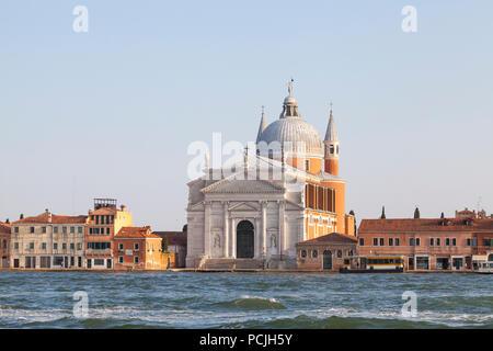 Chiesa del Santissimo Redentore, Il Redentore, der Insel Giudecca, Venedig, Venetien, Italien bei Sonnenuntergang, 16. Jahrhundert Anrea Palladio Reniassance Fassade Stockfoto