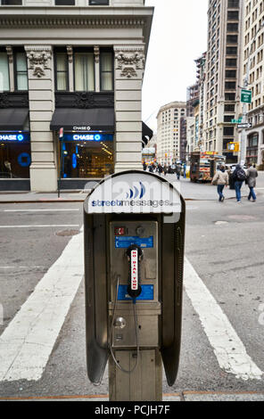 Straße Nachrichten Telefonzelle auf der Fifth Avenue in New York City Stockfoto