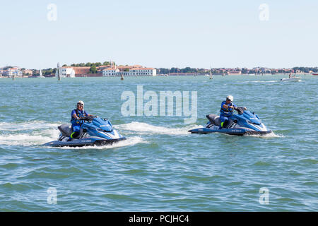 Zwei venezianischen Polizisten, italienischen Polizia, patrouillieren auf jetskis, Wasser-Scooter, in der Lagune, Venedig, Venetien, Italien Stockfoto