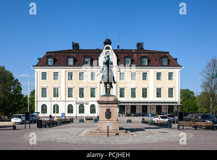 EKSJO, Schweden am 17. Mai 2018. Blick auf ein Hotel, Statue, Pferd Reiter im Sonnenschein. Nicht identifizierte Personen. Editorial. Stockfoto