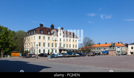 EKSJO, Schweden am 17. Mai 2018. Blick auf ein Hotel, Statue, Pferd Reiter im Sonnenschein. Nicht identifizierte Personen. Editorial. Stockfoto