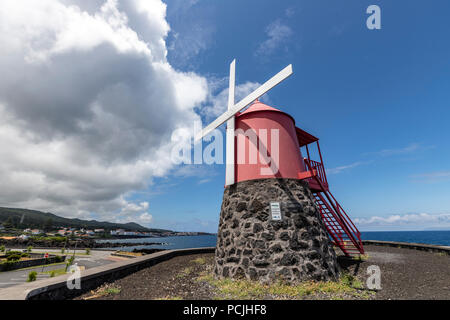 Rote Windmühle in Sao Roque do Pico die Insel Pico, Azoren, Portugal Stockfoto