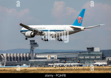 Flughafen Frankfurt/Main, FRA, Fraport, China Southern Cargo Jet nähert, Cargo, Boeing 777 Jumbo Jet, Stockfoto