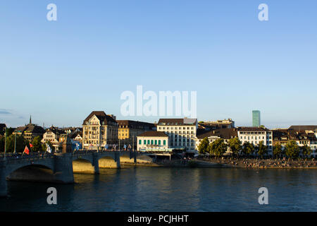 Die mittlere Brücke in Basel - eine der ältesten Überquerung des Rheins (Rhein) in der Abenddämmerung. Menschen zu Fuß über die Brücke, mit einem stadtbild in der Stockfoto