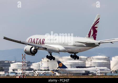 Flughafen Frankfurt/Main, FRA, Fraport, Qatar Cargo Boeing 777, nähert sich Stockfoto