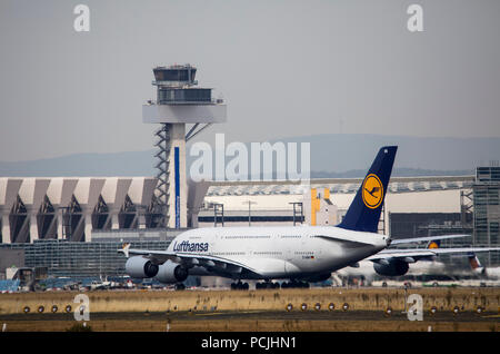 Flughafen Frankfurt/Main, FRA, Fraport, Lufthansa Flugzeuge auf dem Vorfeld, Airbus A380, Stockfoto